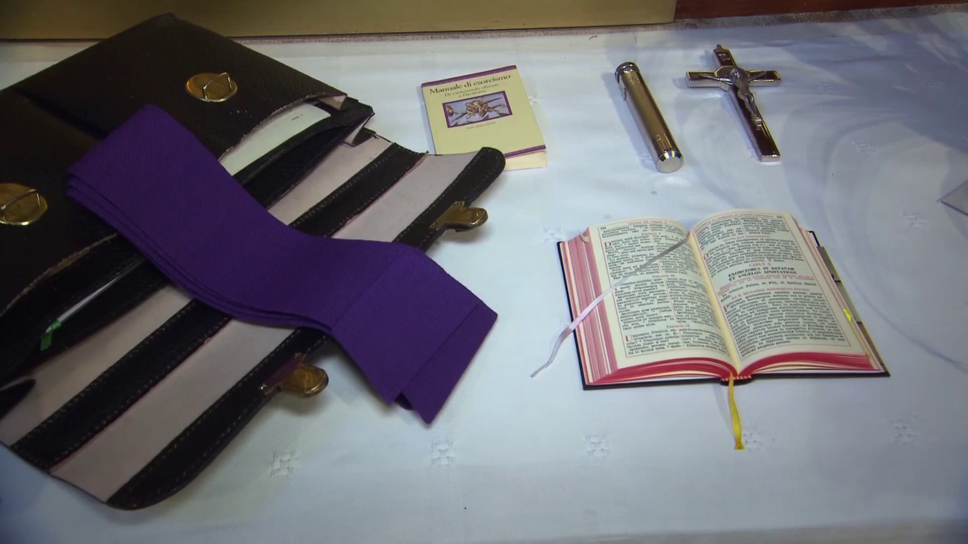 Il crocifisso, il libro del rituale, la stola e l'aspersorio. Gli "strumenti di lavoro" del sacerdote esorcista