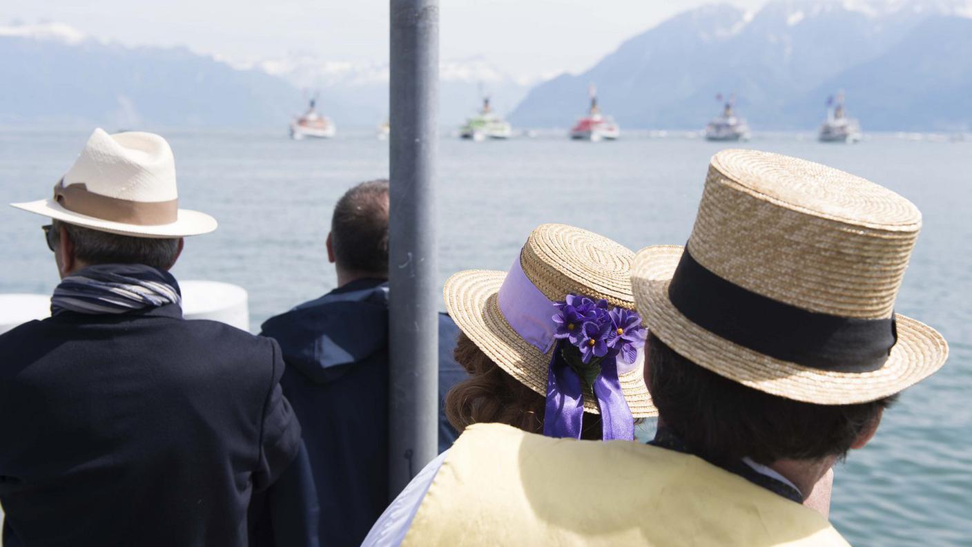 Turisti ammirano la flotta di battelli a vapore