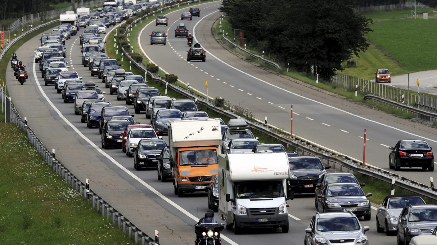 Chilometrica la colonna d'auto in attesa di percorrere il tunnel del S. Gottardo