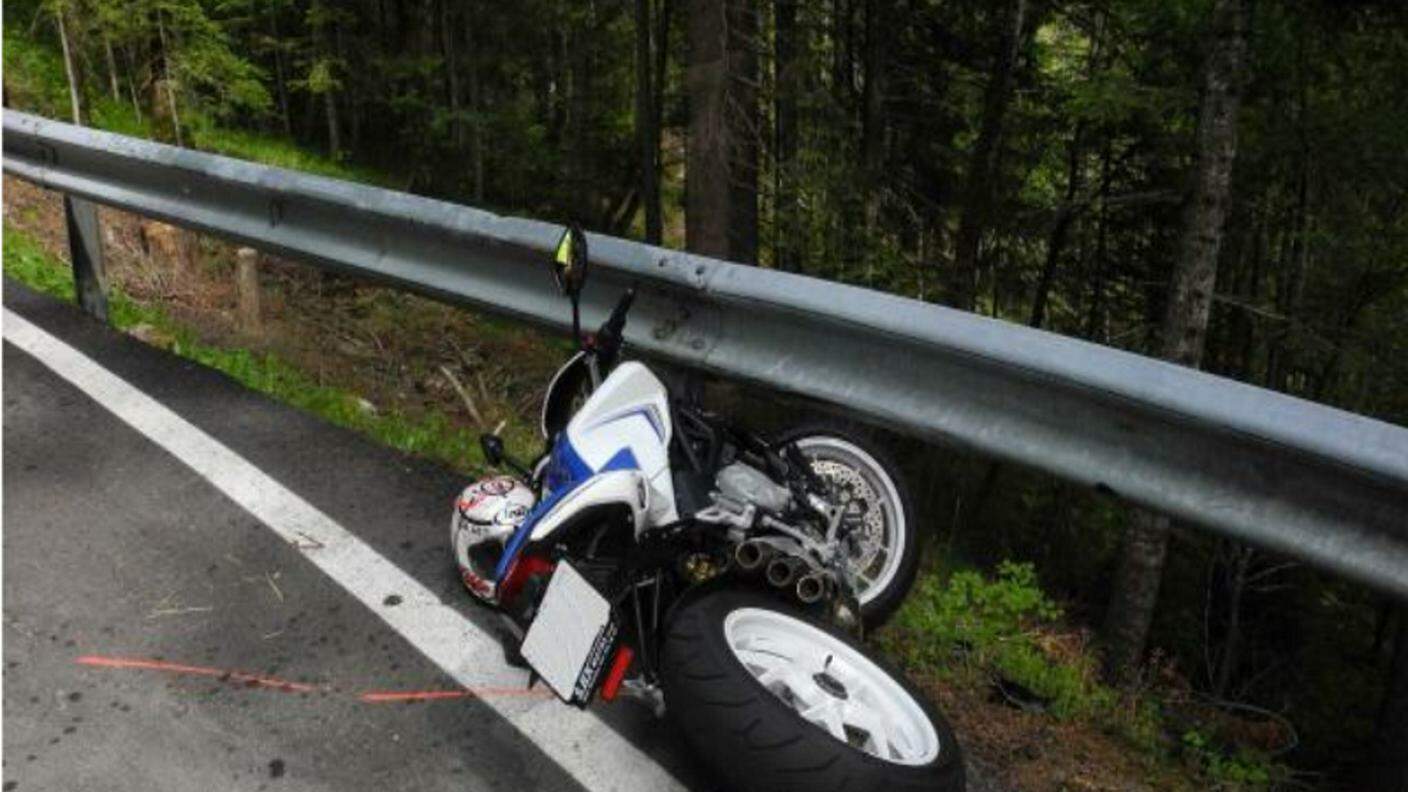 La motociclista è deceduta a causa delle gravi ferite riportate nell'impatto