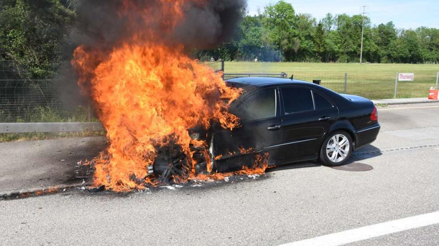 La limousine è stata letteralmente divorata dalle fiamme sull'A1