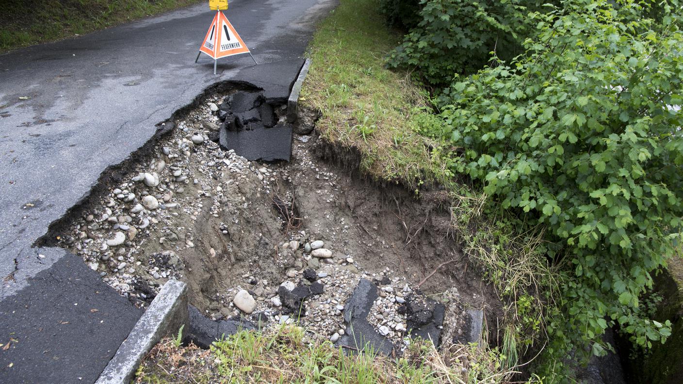 Una delle strade danneggiate dal maltempo nel canton Berna