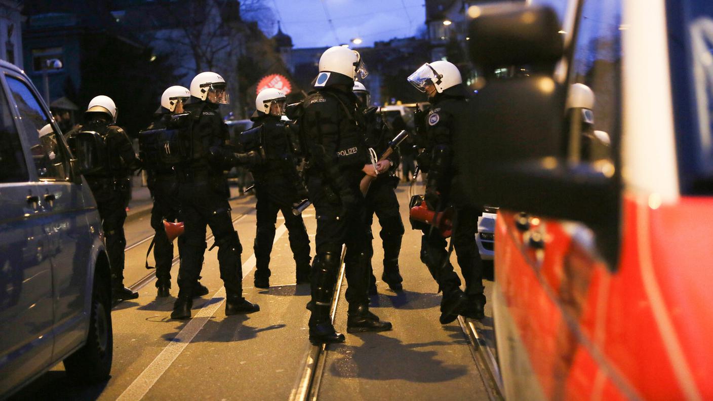 Gli agenti sono dovuti intervenire per disperdere la folla