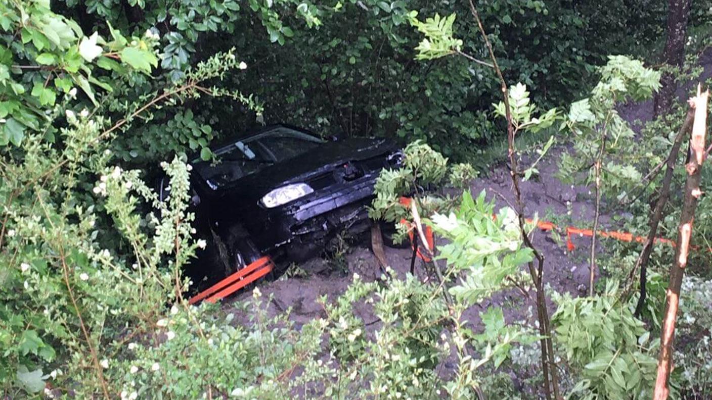 L'auto ha finito la corsa contro un albero