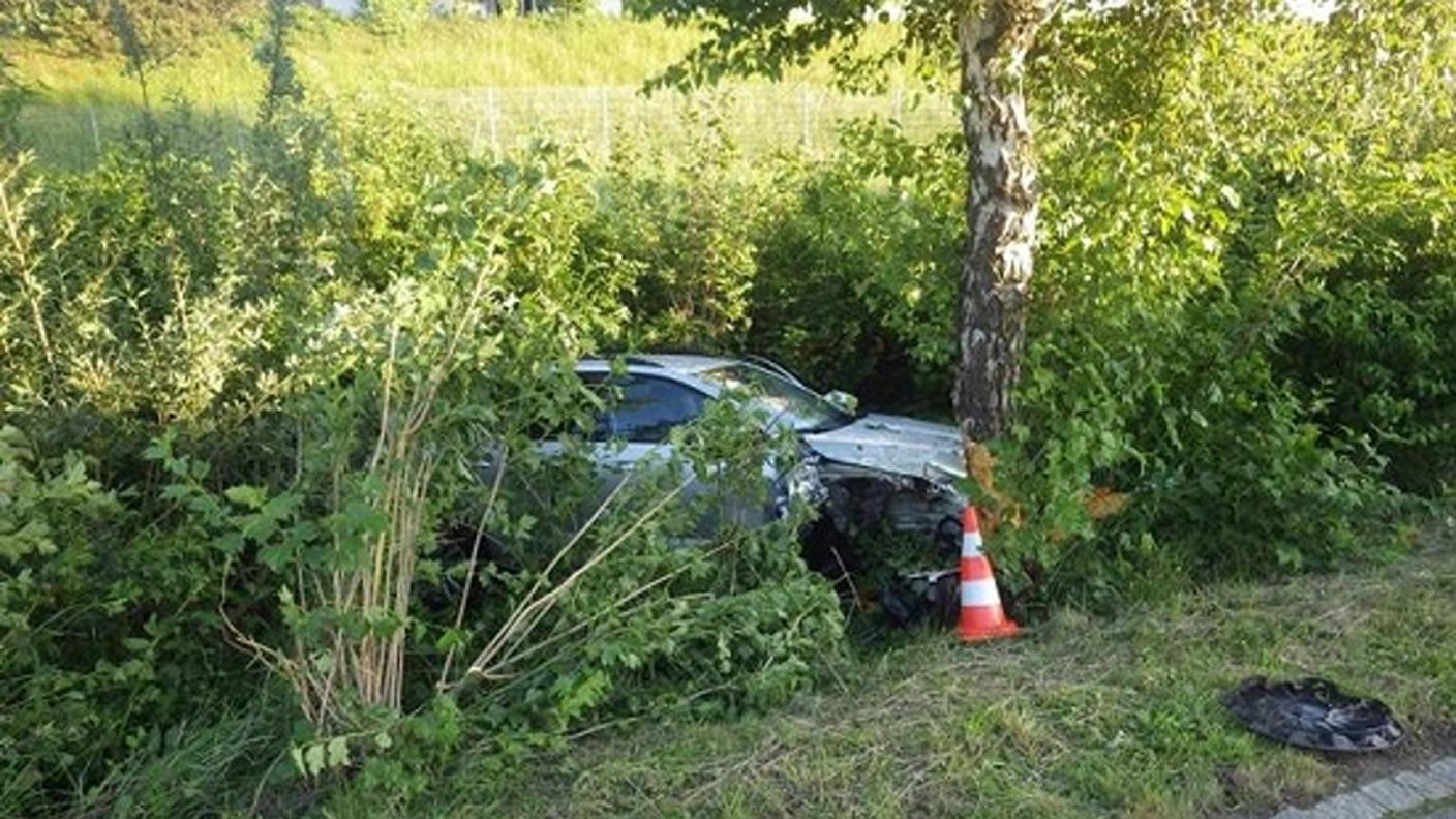 La vettura finita contro un albero venerdì sera a Corminboeuf