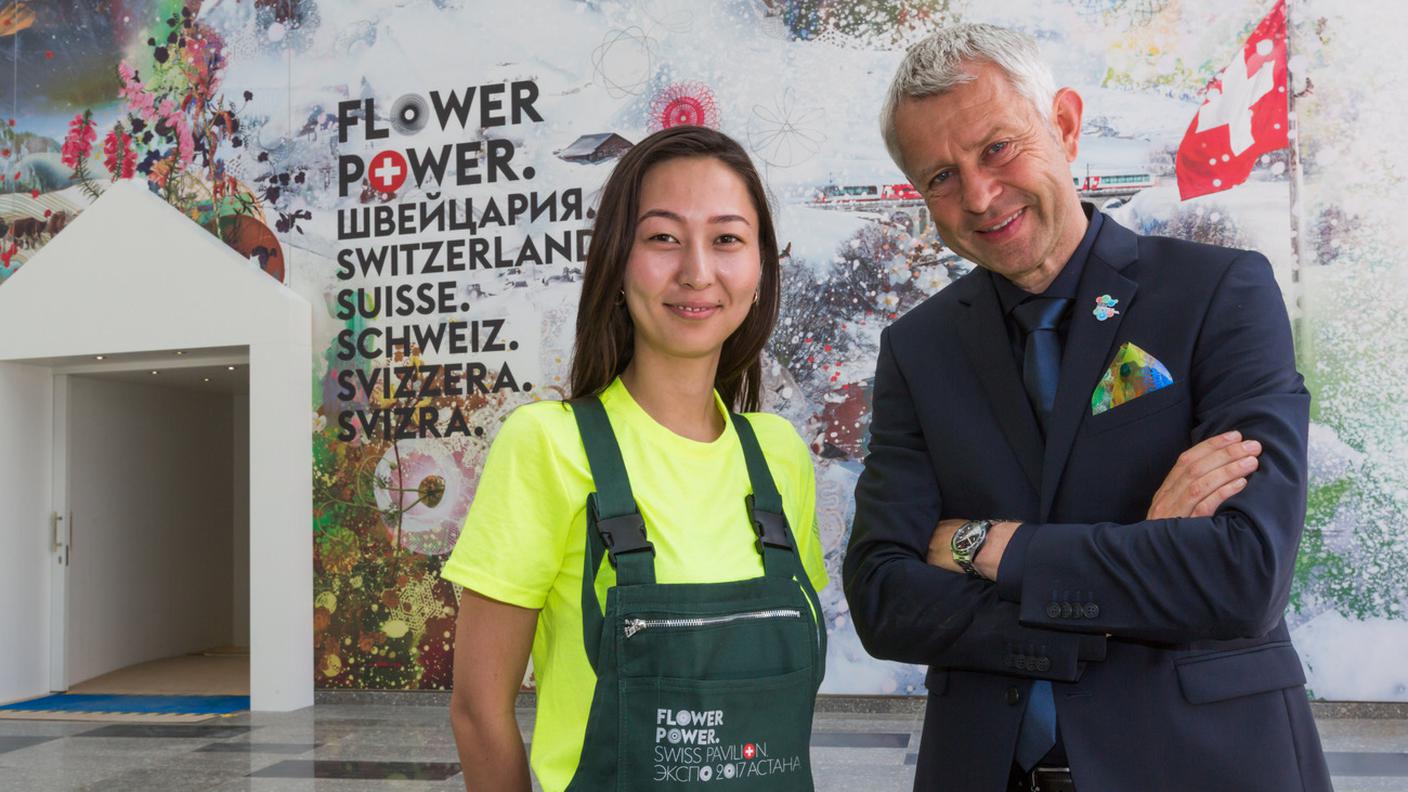 Nicolas Bideau con un'impiegata del padiglione svizzero Flower Power