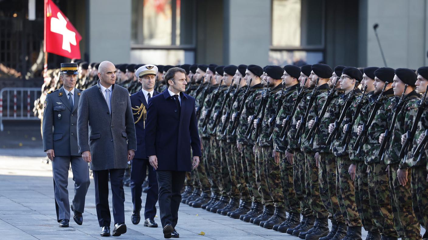 Macron è stato ricevuto con gli onori militari