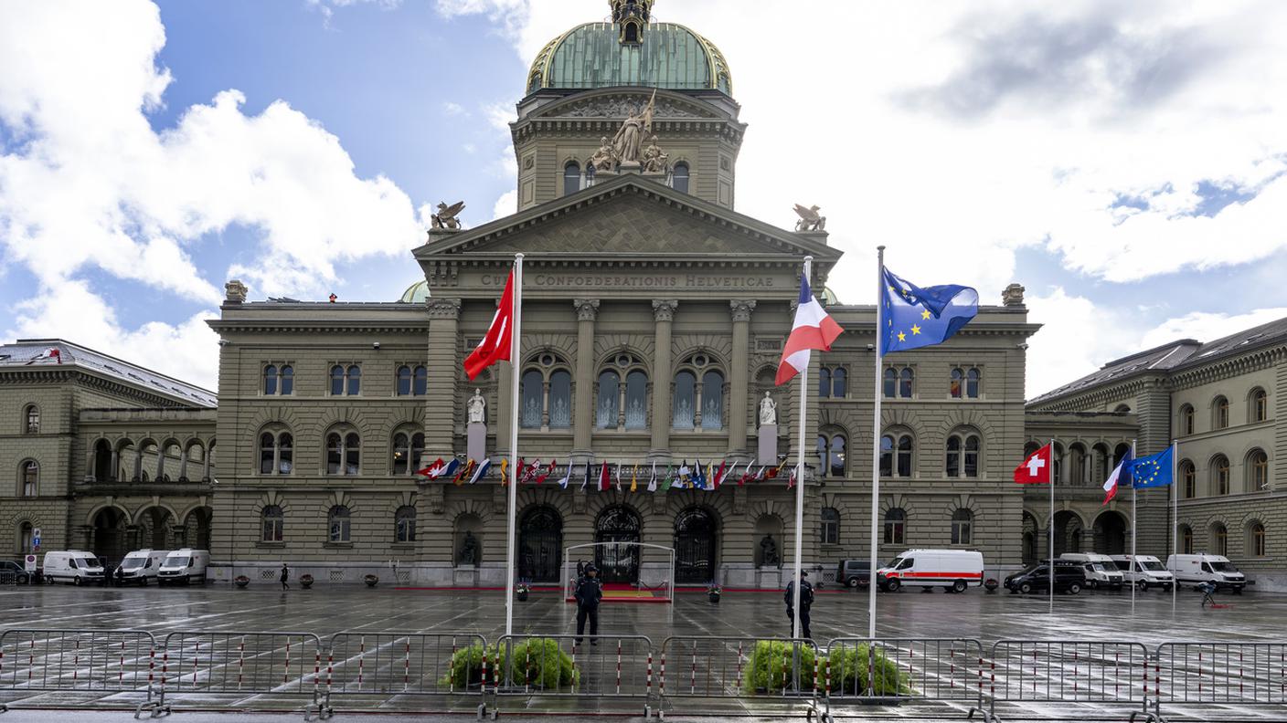 Misure di sicurezza intorno a Palazzo federale per l'arrivo del presidente francese