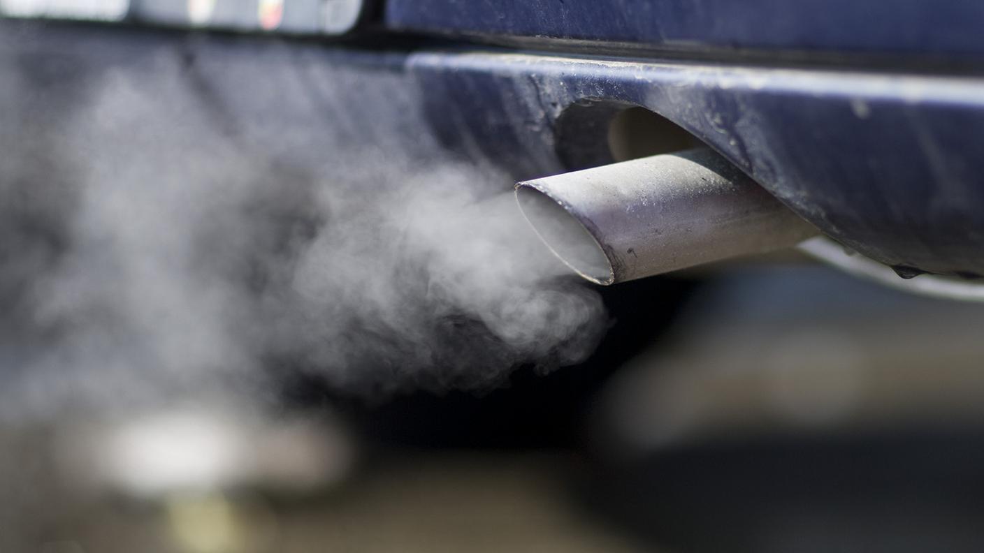 Le auto nuove, mediamente, devono emettere al massimo 130 grammi di CO2 per km