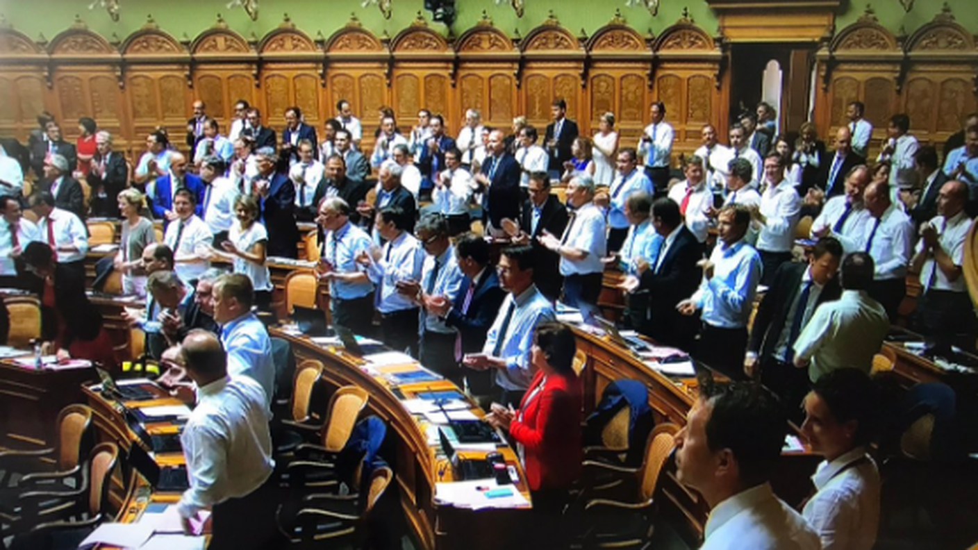 La "standing ovation" tributata a Burkhalter dai consiglieri nazionali, dopo la lettura della sua lettera di dimissioni da parte del presidente della Camera del popolo, Jürg Stahl