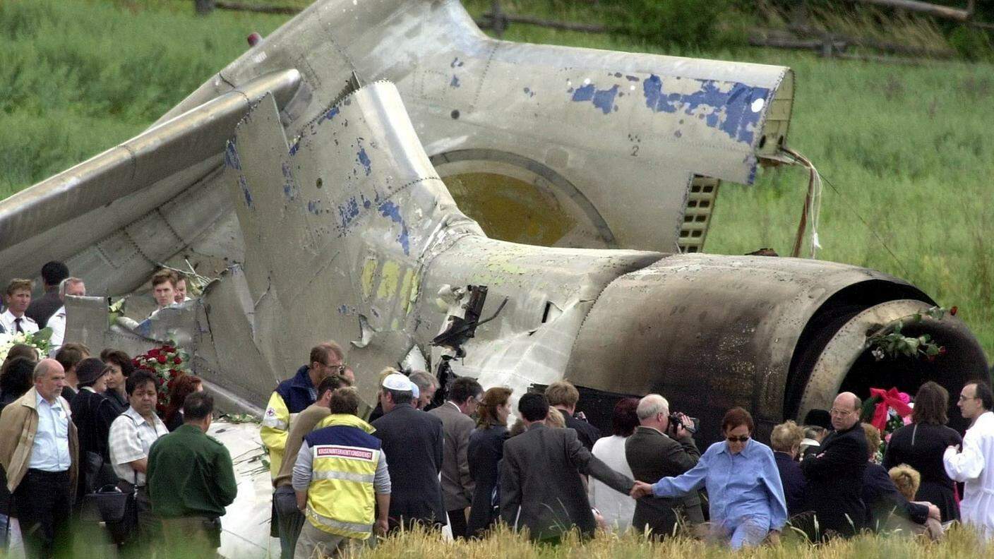 La carcassa di uno degli aerei precipitati nel 2002