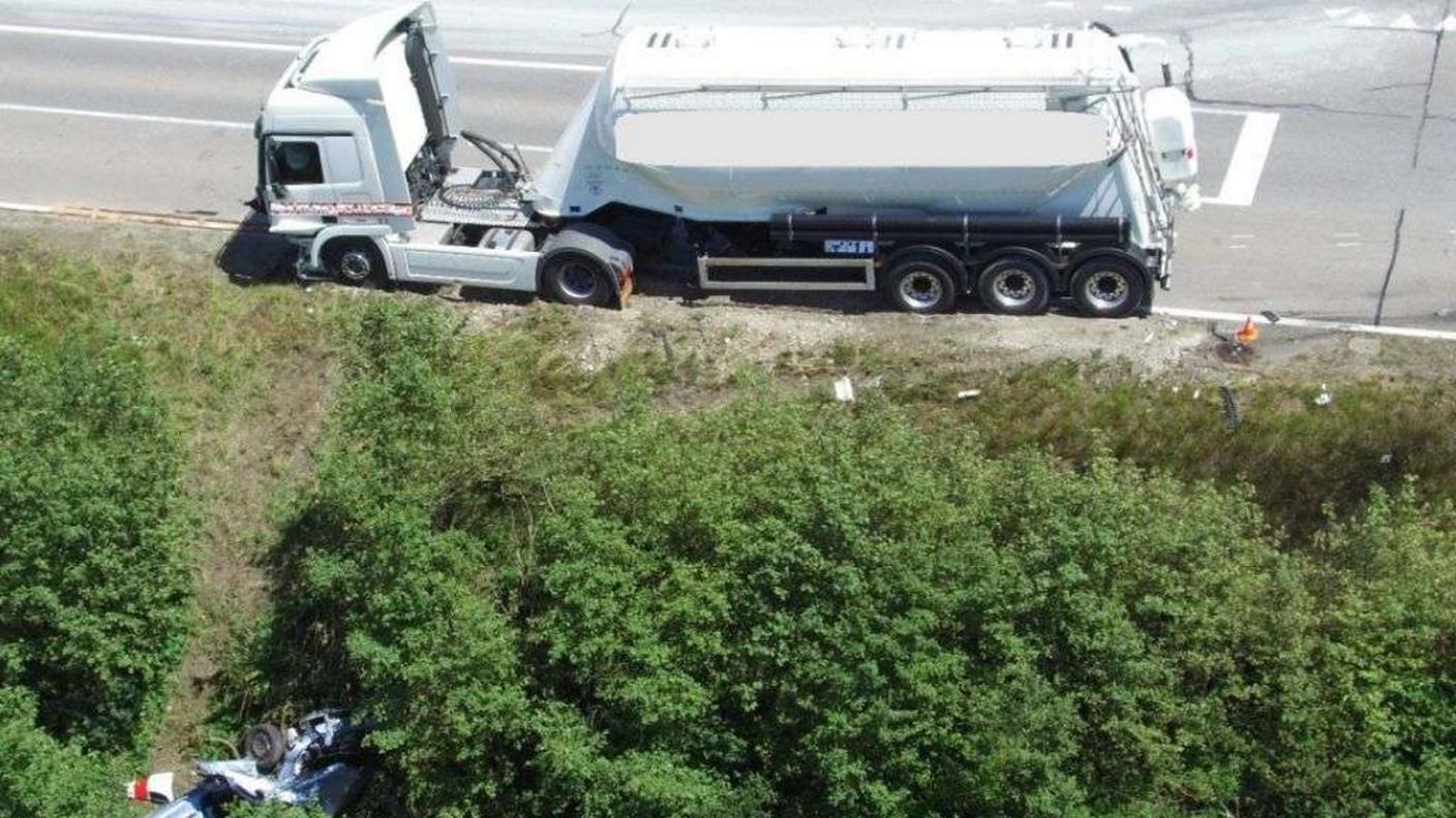 L'auto non ha accordato la precedenza al camion e lo scontro è stato violentissimo
