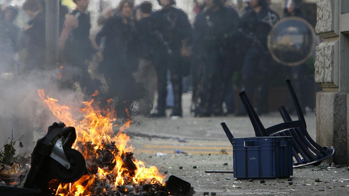Polizia zurighese schierata durante il sempre caldo primo maggio che vive la città, questo nel 2008 (immagine simbolica)