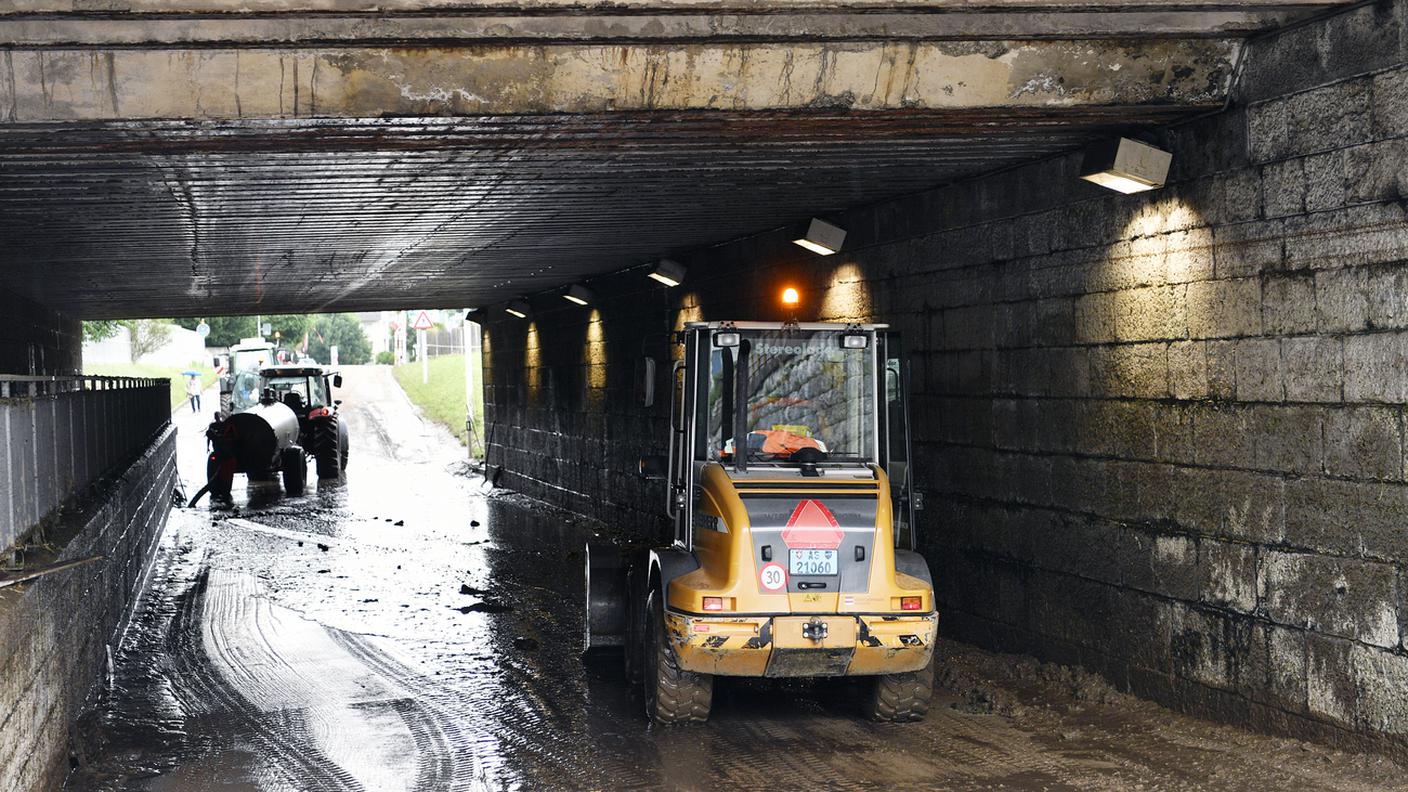 Lavori di sgombero nel sottopassaggio della stazione di Zofingen 