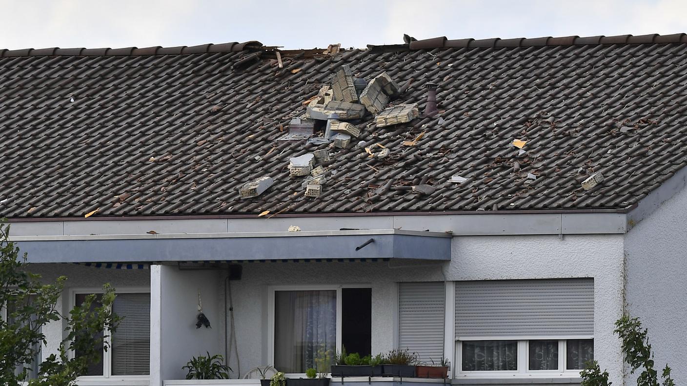 Prima di precipitare ha urtato un tetto