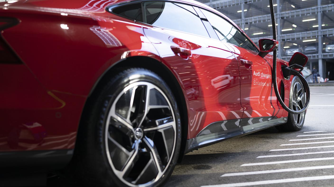 In Svizzera nel 2023 si sono aggiunte circa 4'000 nuove stazioni di ricarica per auto elettriche come quest'Audi e-tron KEY.jpg