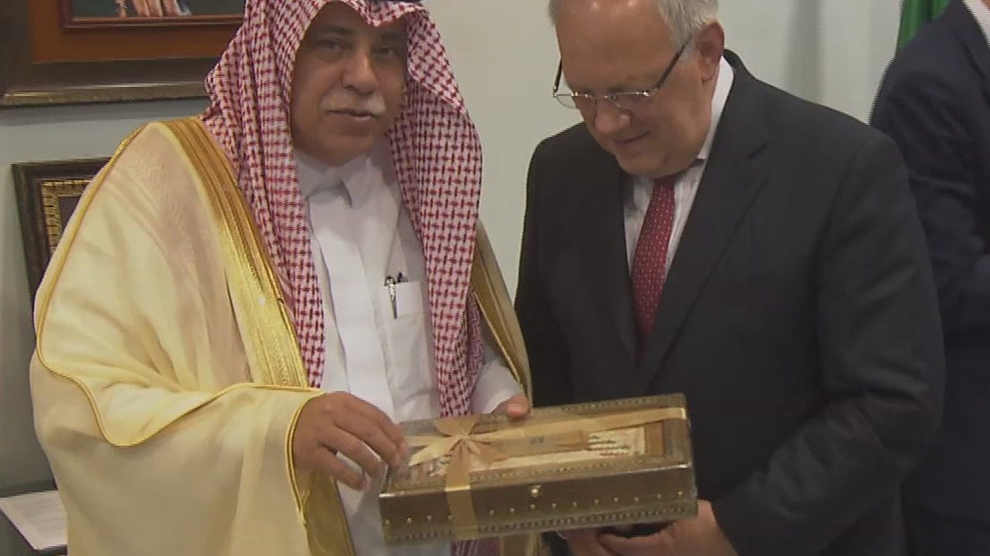 Johann Schneider-Ammann omaggiato dal ministro saudita del commercio e degli investimenti Majid Al Qasabi