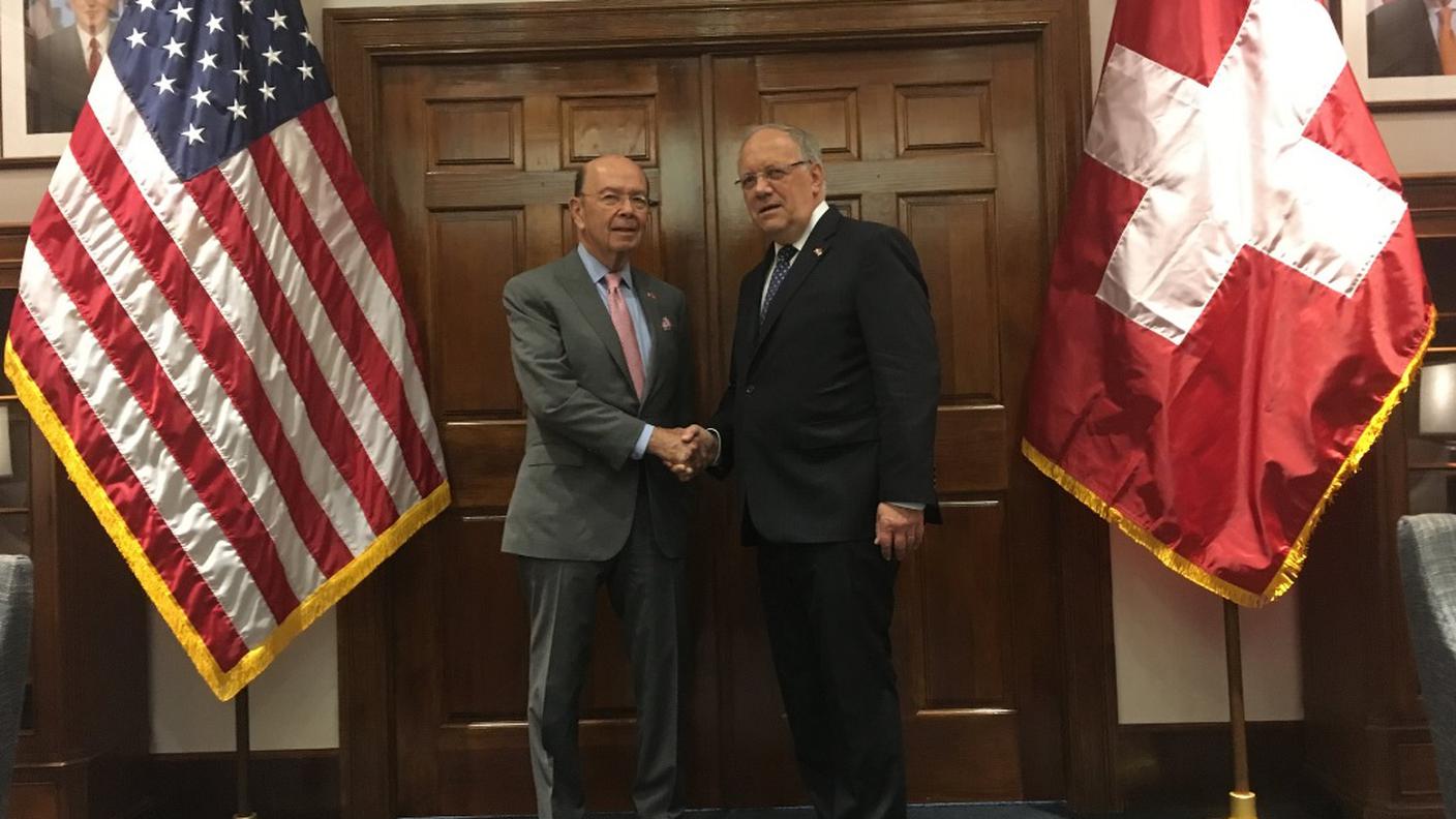 Schneider-Ammann, a destra, con Wilbur Ross