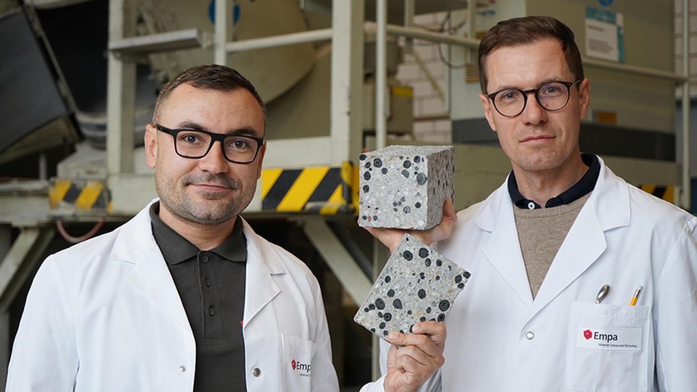 I ricercatori Mateusz Wyrzykowski (a destra) e Nikolajs Toropovs