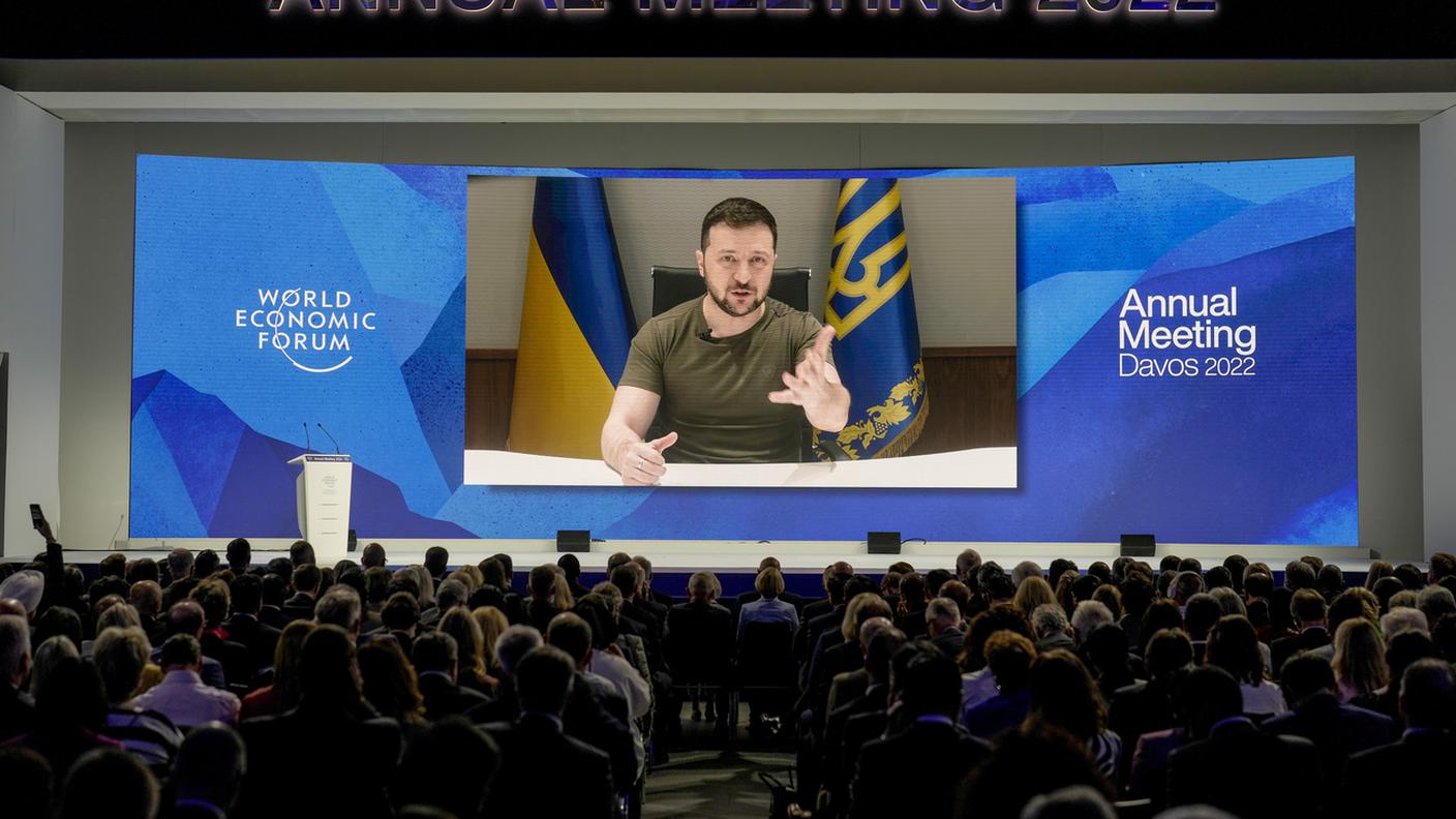 Volodymyr Zelensky in video conferenza al WEF 2022