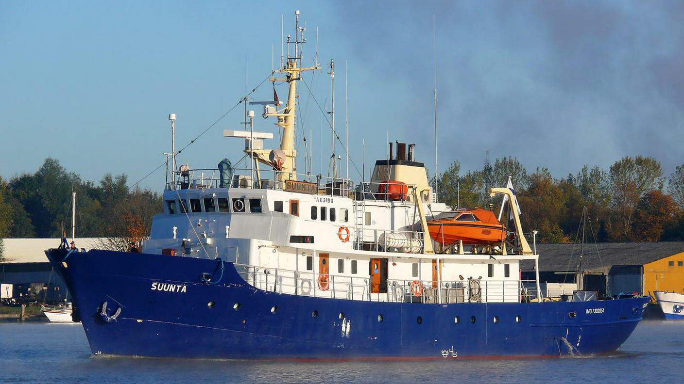 La nave noleggiata per bloccare i migranti al largo della Libia 
