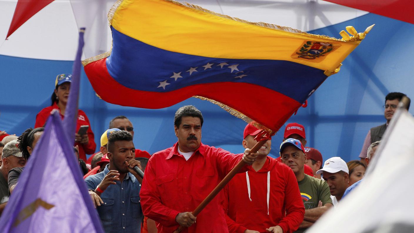 Berna chiede al presidente Maduro (al centro della foto) anche un calendario elettorale vincolante