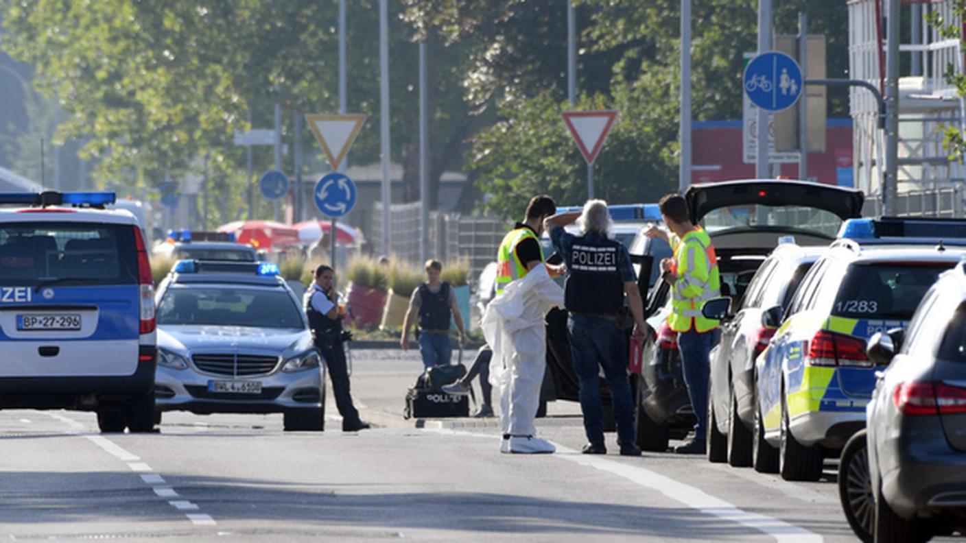Polizia e soccorsi fuori dal locale teatro della sparatoria
