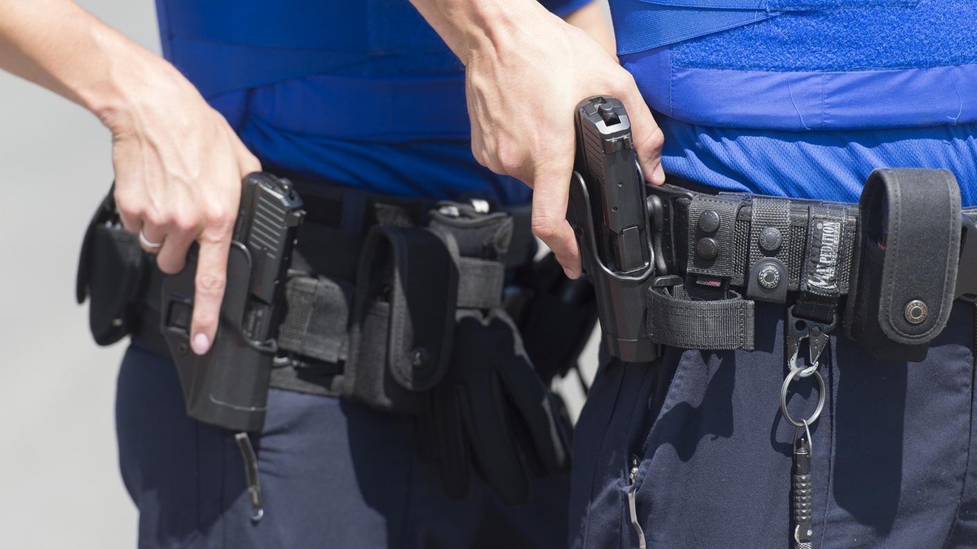 Poliziotto spara.jpg