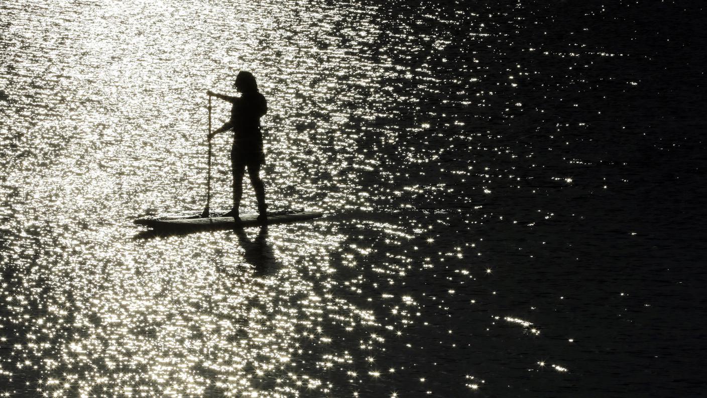 L'uomo stava praticando stand up paddle