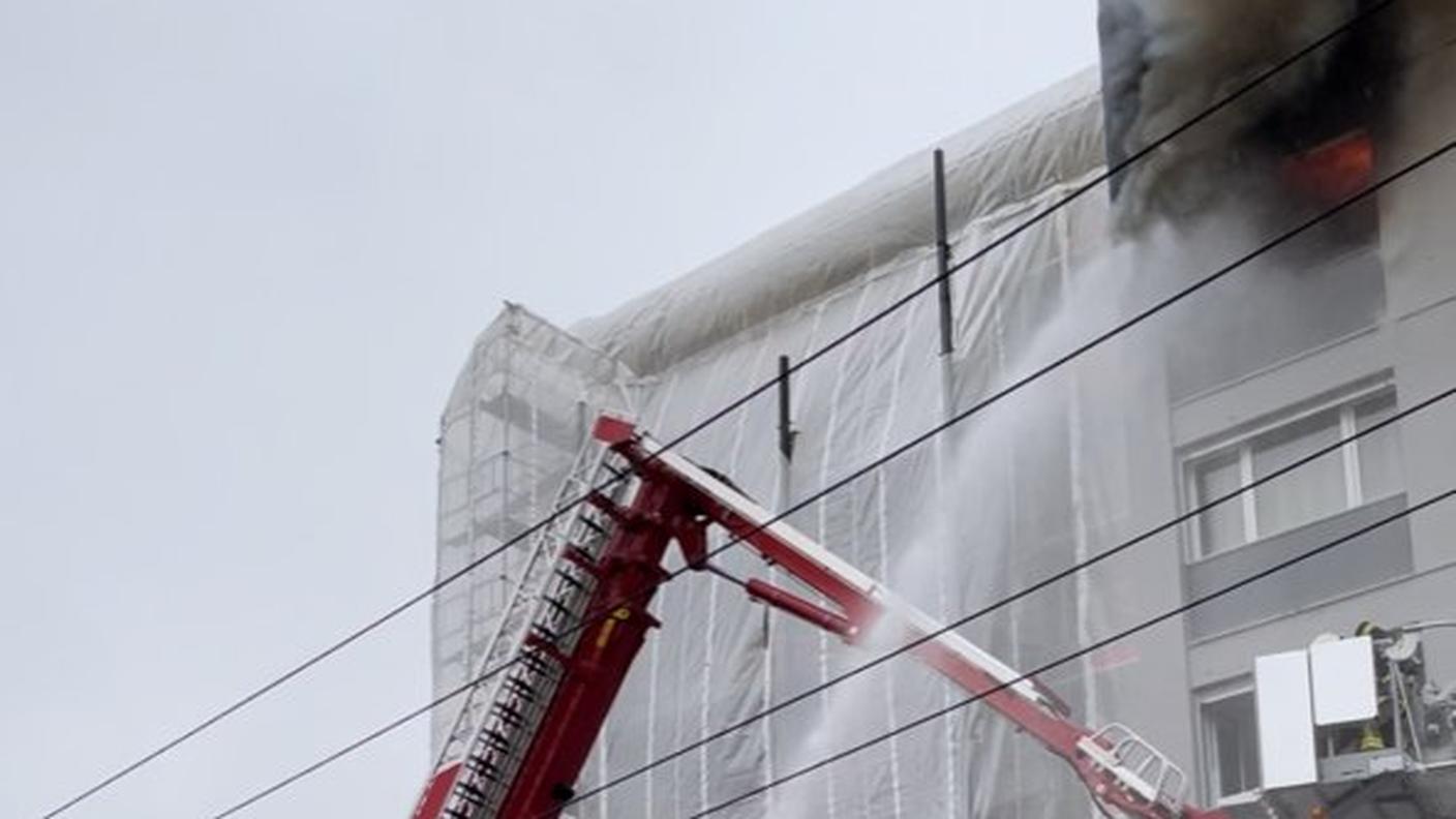 L'intervento dei pompieri sull'edificio dove è scoppiato l'incendio