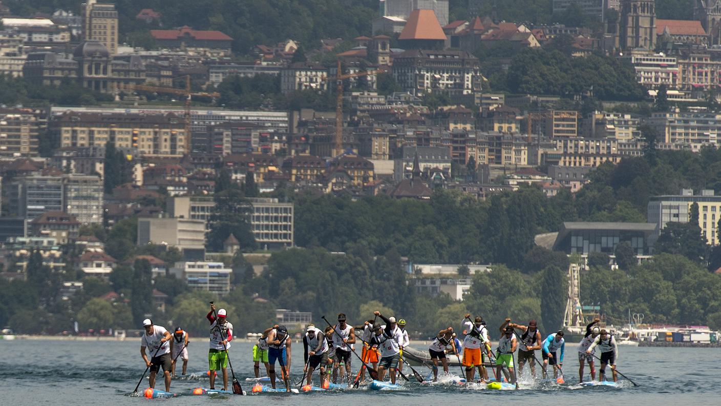 Lo stand up paddle va di gran moda anche sui laghi svizzeri