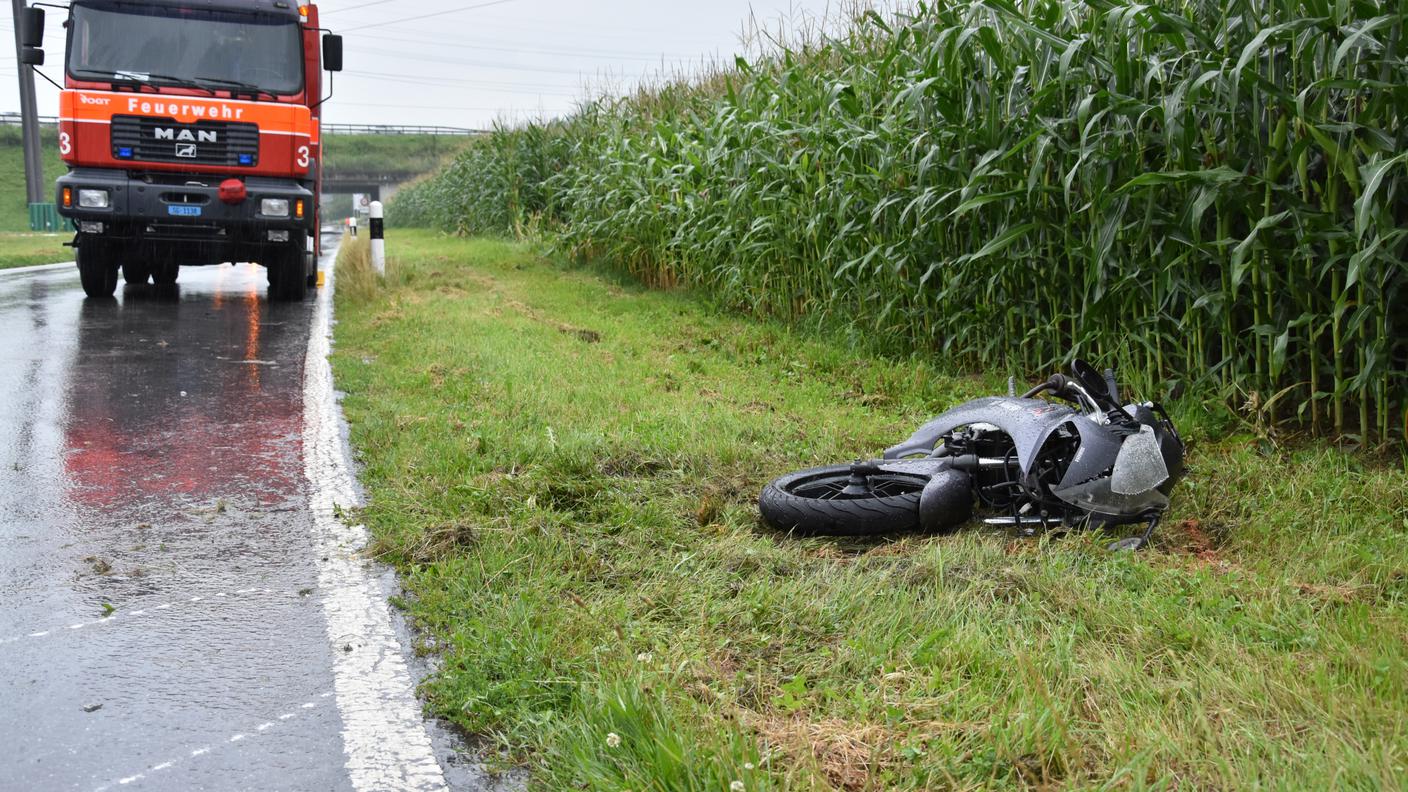 La motocicletta ha invaso la corsia opposta