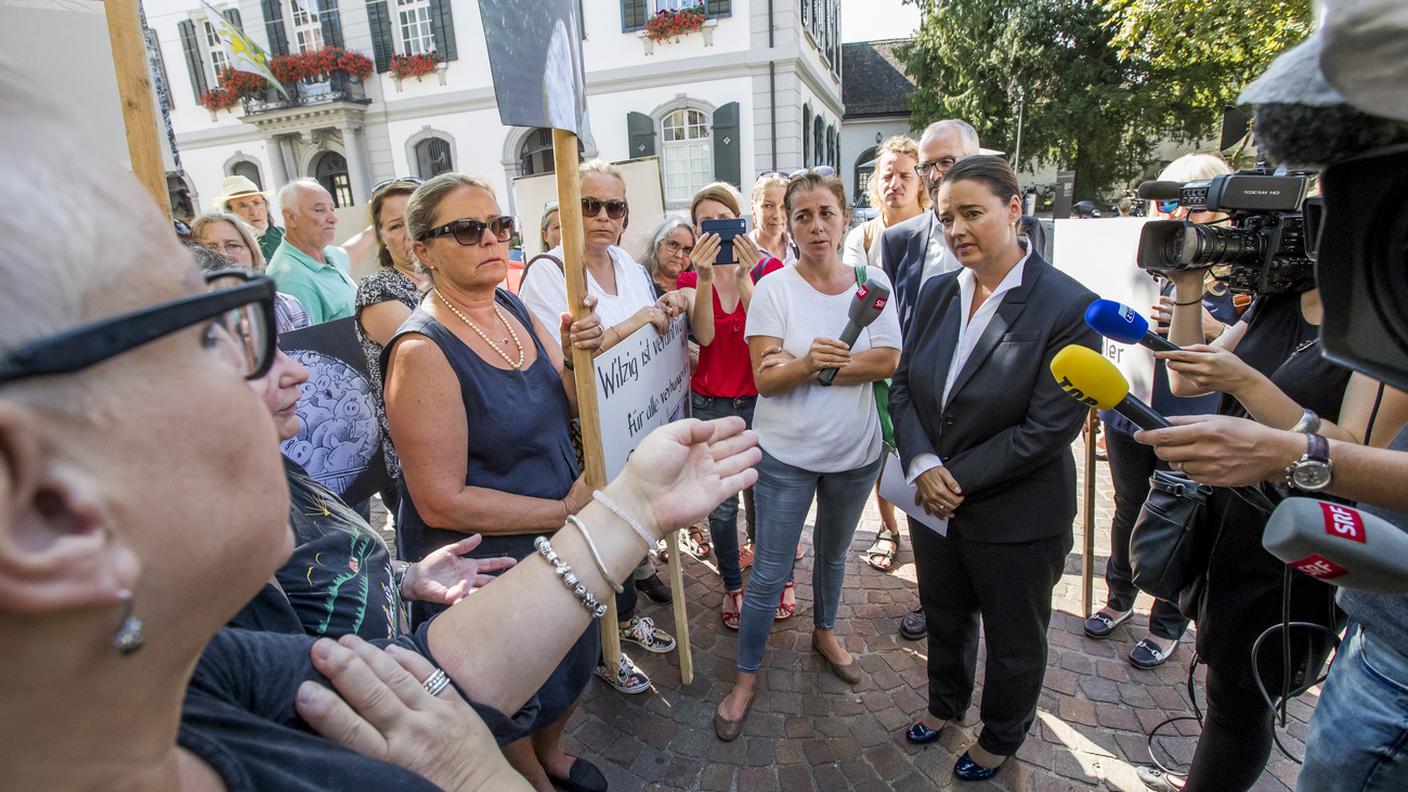 La presidente del Governo Carmen Haag si è confrontata con i dimostranti