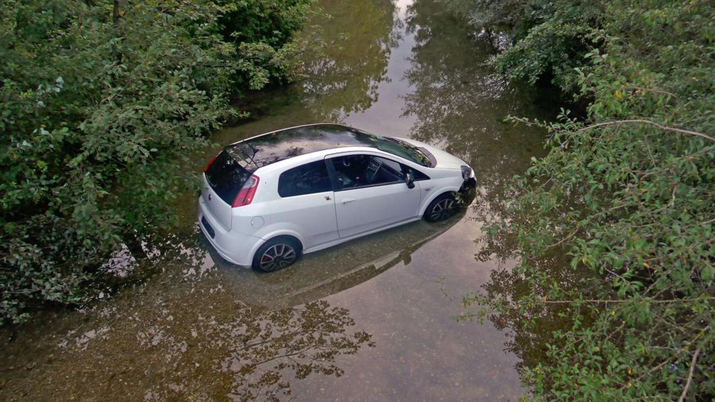 L'auto ha terminato la corsa nel letto di un fiume