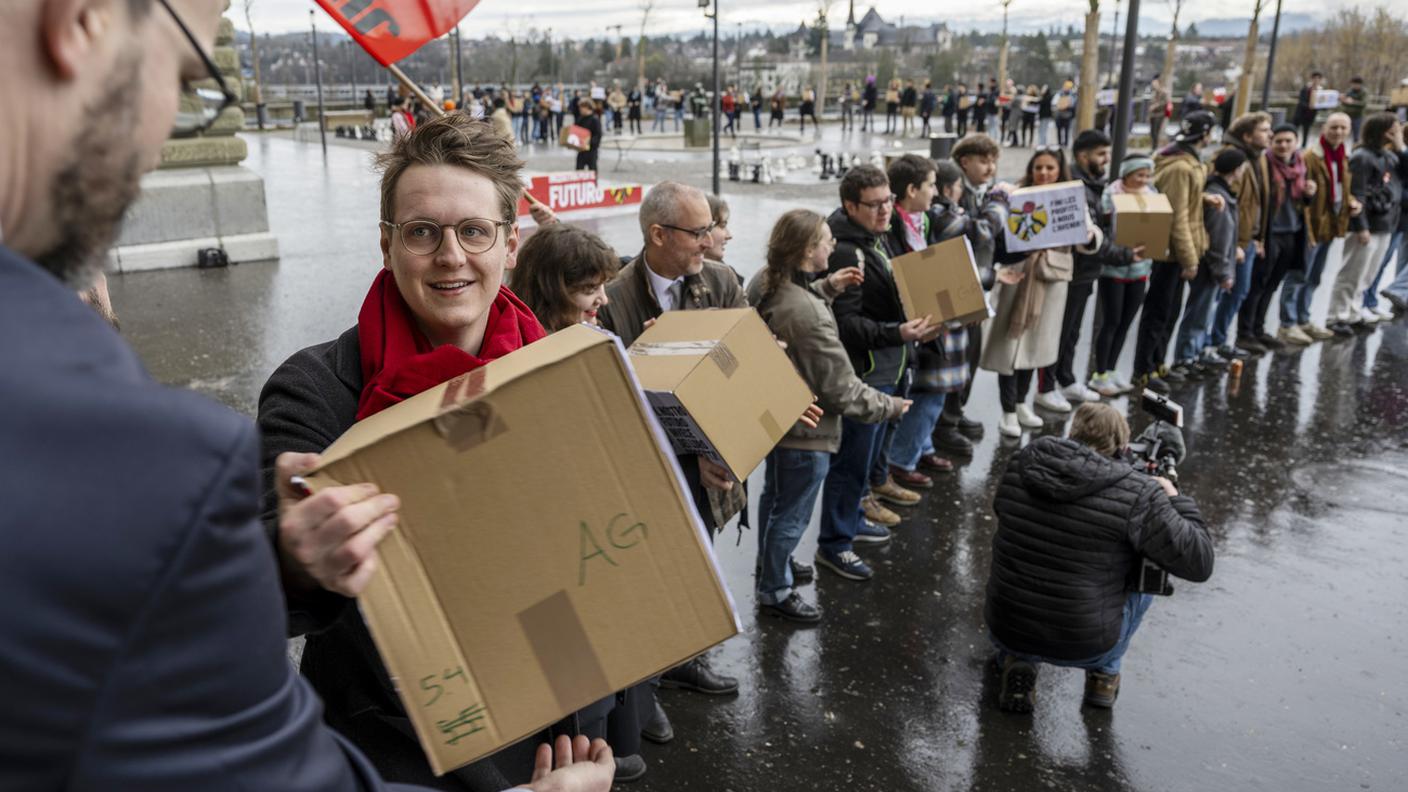 La consegna delle firme per l'iniziativa di Gioventù socialista