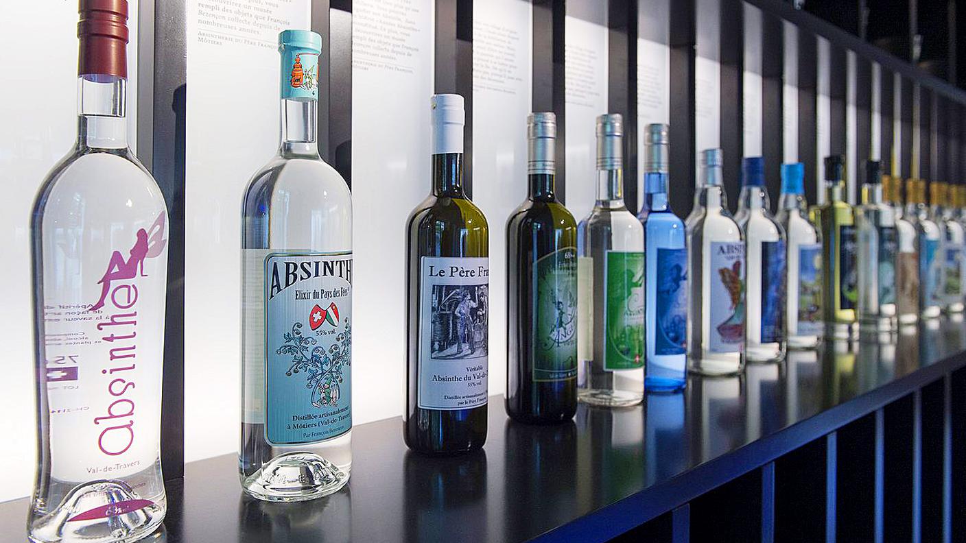 Una collezione di bottiglie nel museo della Maison de l'absinthe a Môtiers