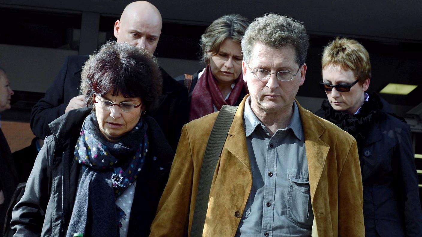 Il padre di Lucie, in primo piano, e la madre, dietro al centro, in occasione del processo d'appello all'assassino della figlia