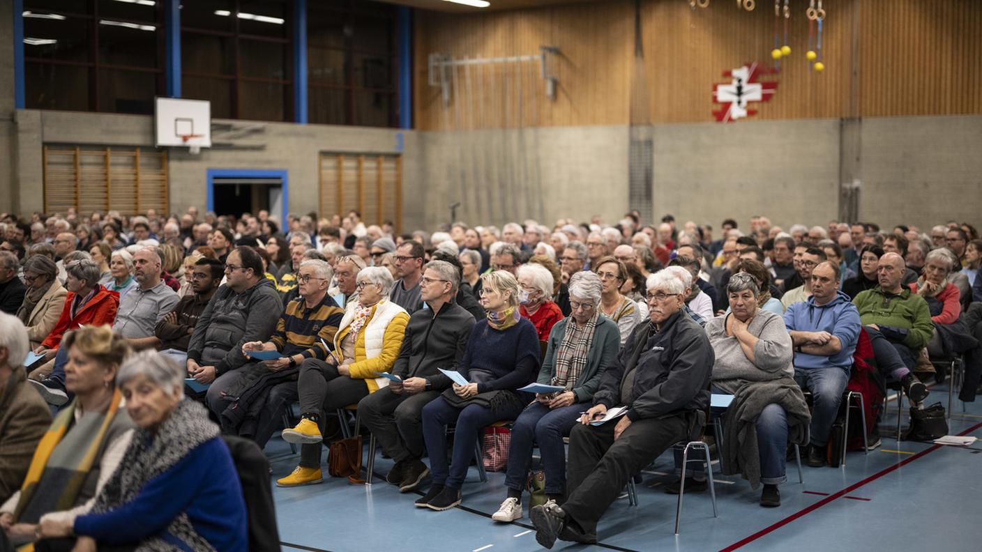 Un momento dell'assemblea straordinaria di giovedì sera