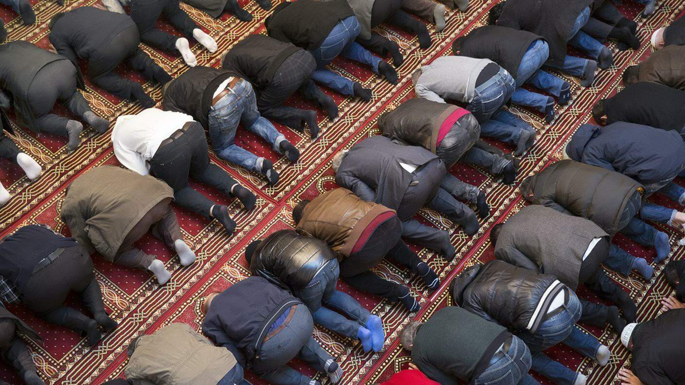 Musulmani in preghiera nella casa delle religioni di Berna