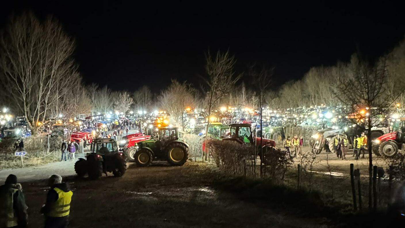 Le centinaia di trattori e mezzi agricoli riunitisi venerdì sera