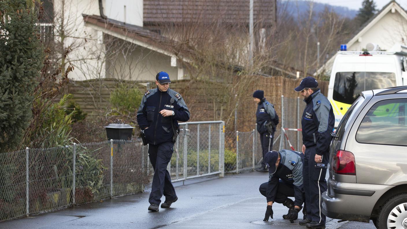 Inquirenti al lavoro sul luogo del delitto, che avvenne il 21 dicembre 2015