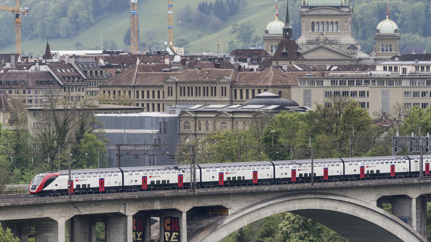 Un convoglio FV-Dosto, qui ripreso a Berna, con Palazzo federale sullo sfondo, in un'immagine di alcuni anni fa