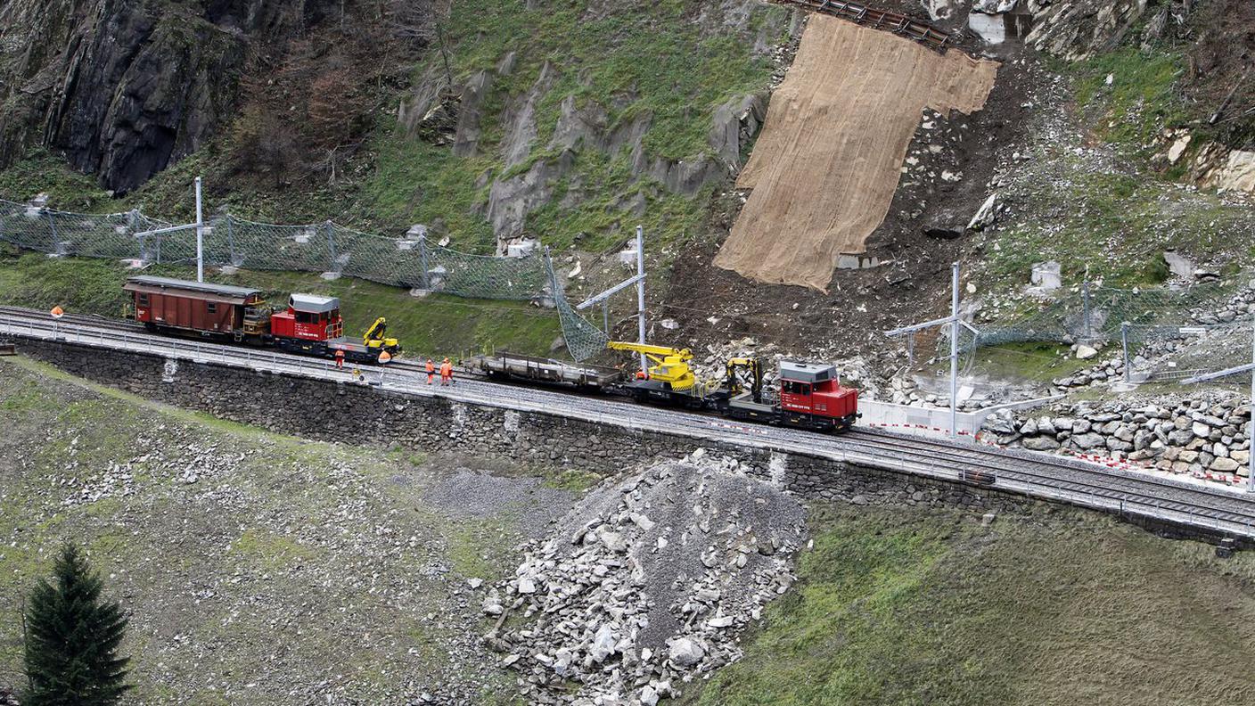 Rocce interrompono la linea ferrovia del San Gottardo, nel 2012 a Gurtnellen