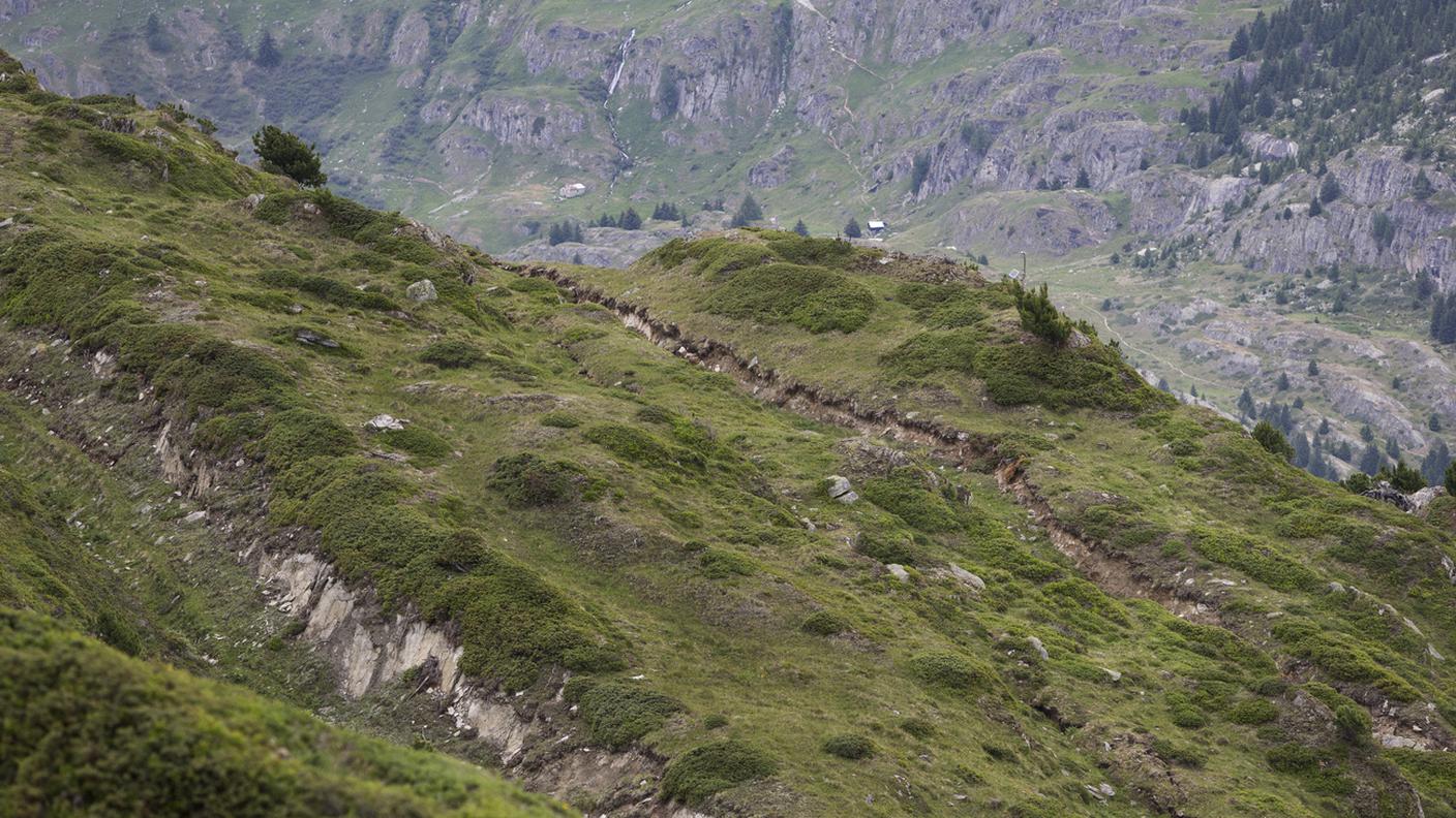 Fratture del suolo nella regione del Moosfluh, sopra il ghiacciaio dell'Aletsch. Gli scivolamenti del terreno sono monitorati e hanno indotto a chiudere alcuni sentieri