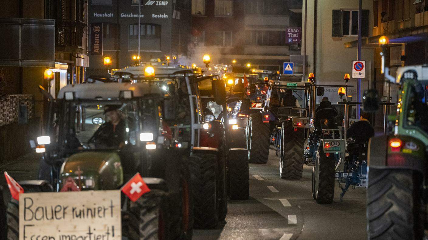 La protesta dei contadini lucernesi con i loro trattori sabato