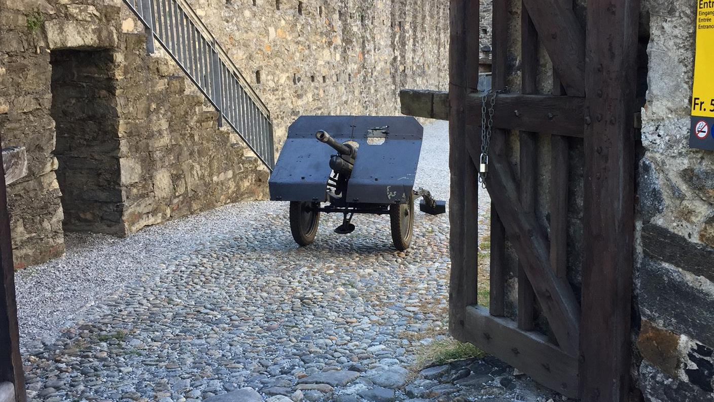 Il cannone preparato per salutare l'elezione di Ignazio Cassis al castello di Montebello chiuso per l'occasione. Le salve sono risuonate poco prima di mezzogiorno