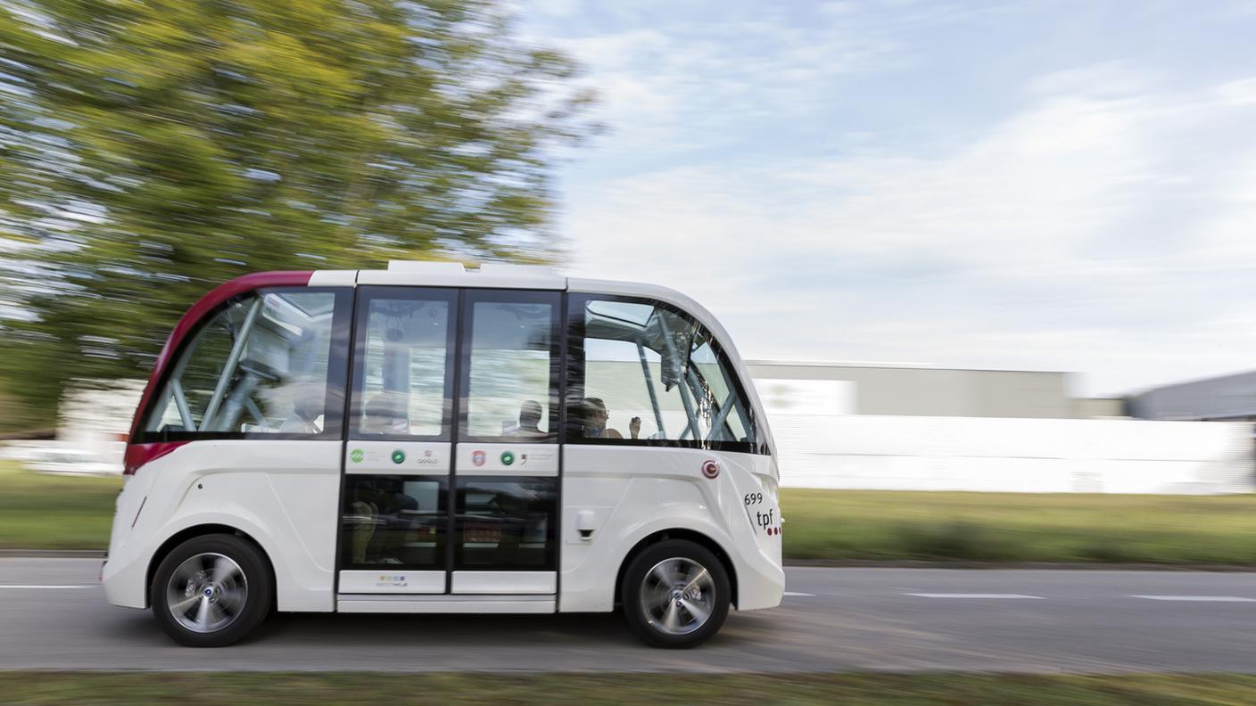 Il bus sfreccia e alla guida non c'è nessuno