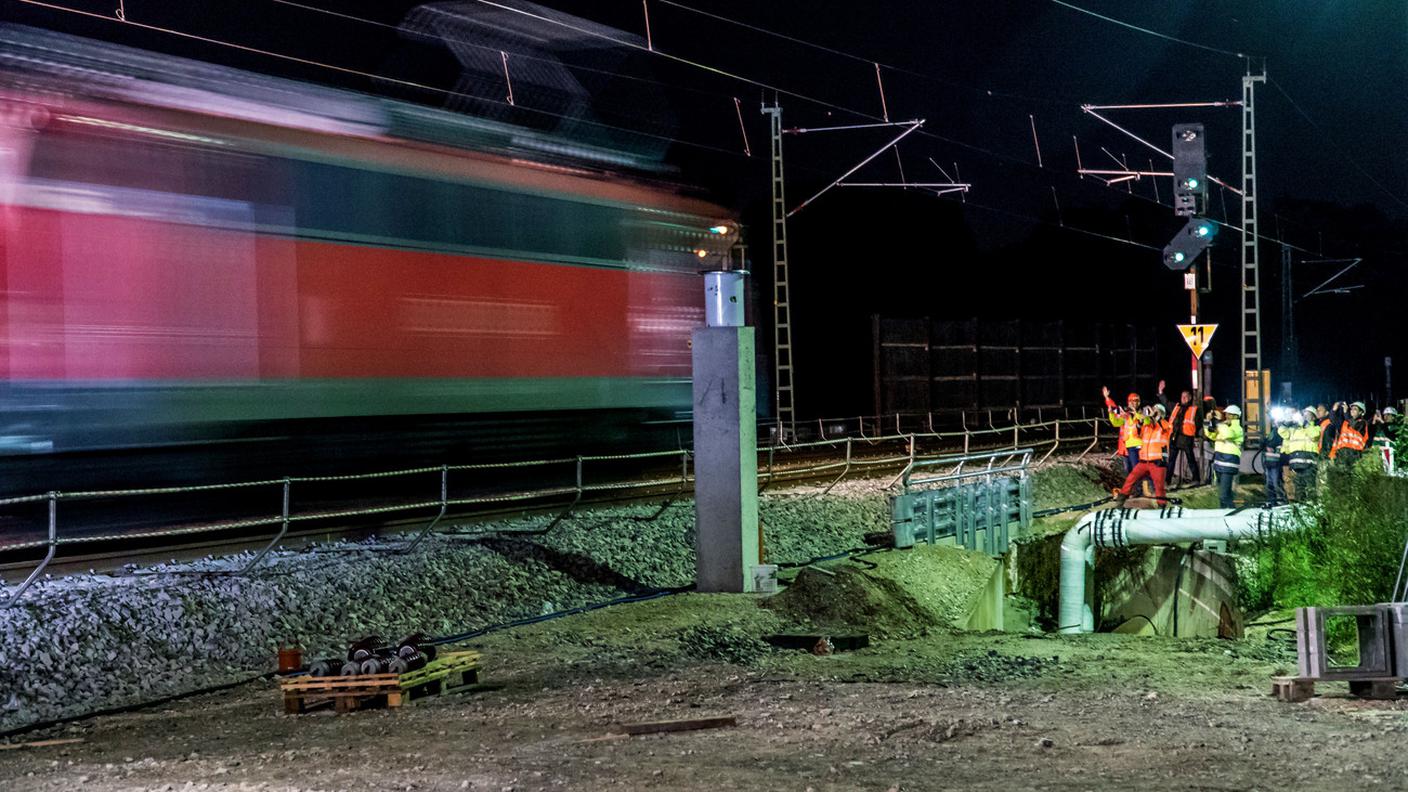 Uno dei primi treni transitati durante la notte