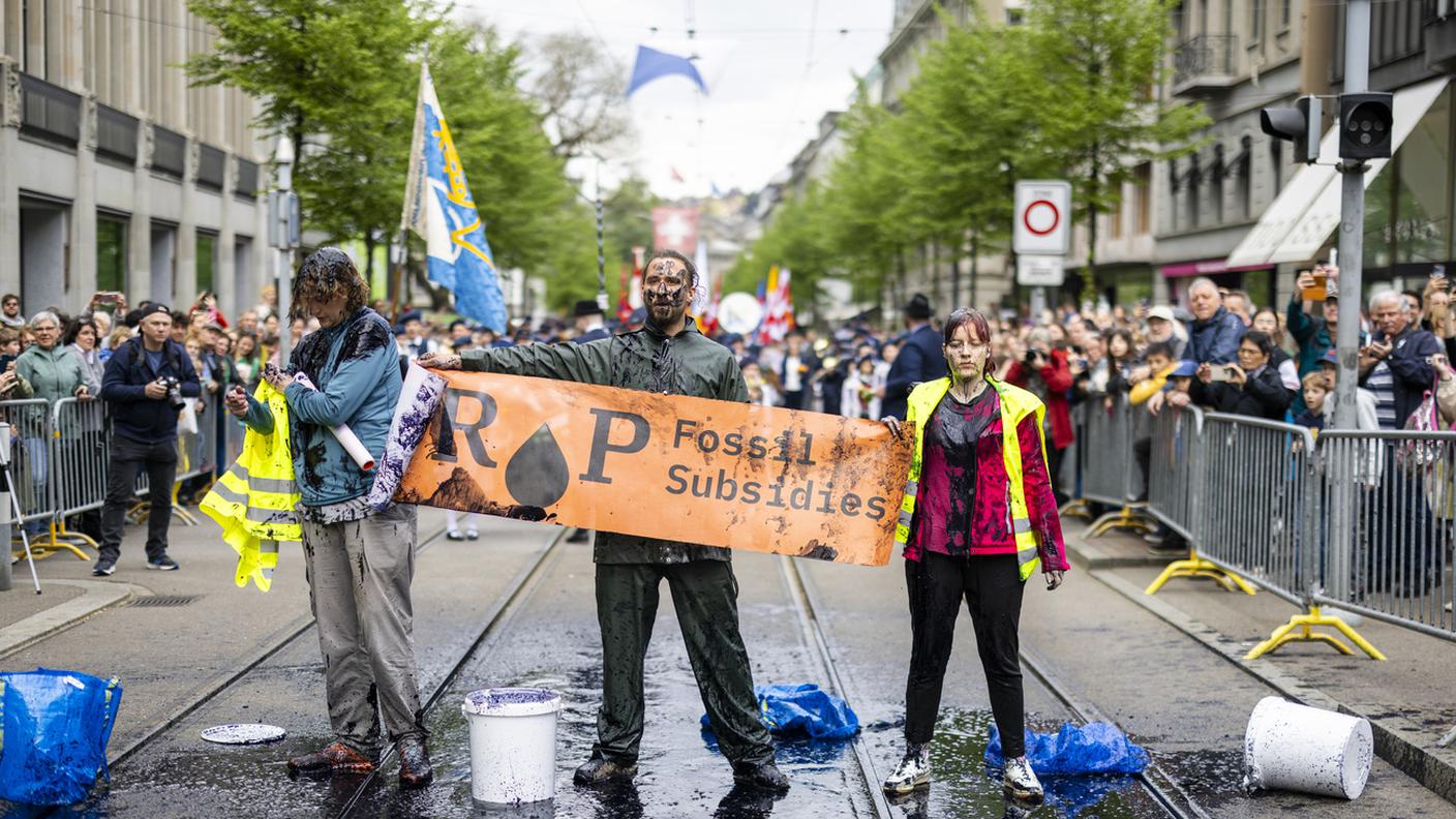 L'azione dimostrativa degli attivisti climatici durante il corteo della Sechseläuten