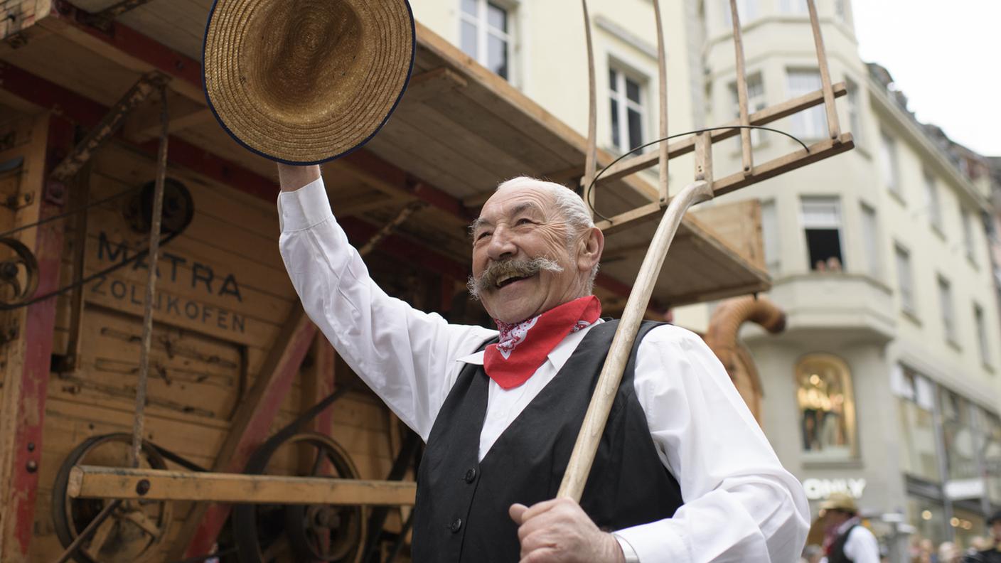 Un membro dell'"Associazione amici delle vecchie macchine agricole"